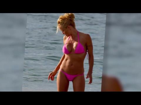 VIDEO : Pamela Anderson Hits Beach In Bikini With Ex-Husband