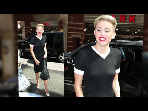 VIDEO : Miley Cyrus Outfit Goes From Safe To Sexy