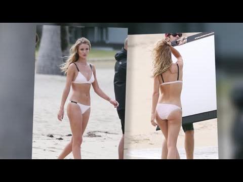 VIDEO : Rosie Huntington-Whiteley En Bikini  La Plage En Australie
