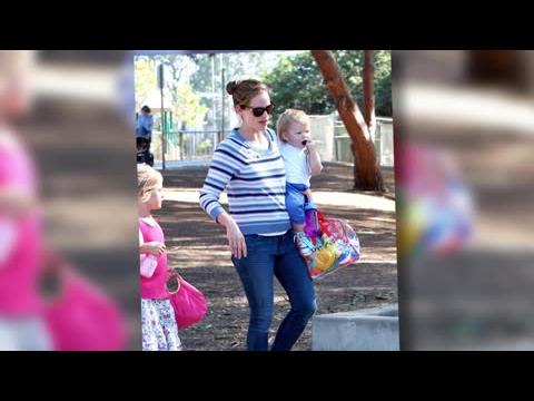 VIDEO : Is Jennifer Garner Pregnant? Actress Spotted With A Tiny Bump