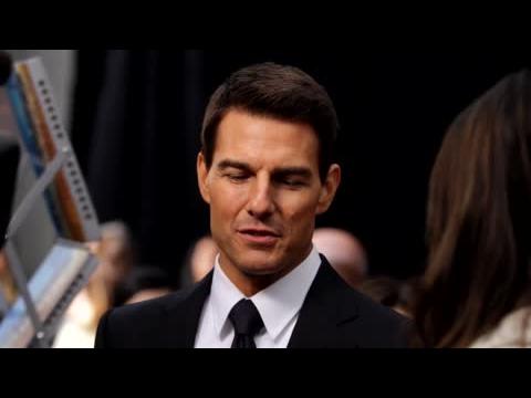 VIDEO : Tom Cruise Surprises Graduating Acting Class