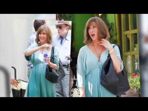 VIDEO : Jennifer Aniston Has A Bad Hair Day On Film Set