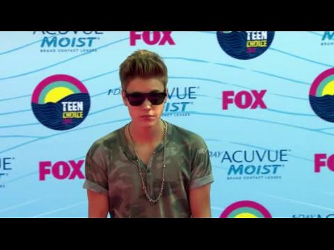 VIDEO : Drugs Found On Justin Bieber's Tour Bus?Again