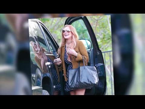 VIDEO : Lindsay Lohan Looks Happy As She Leaves Rehab