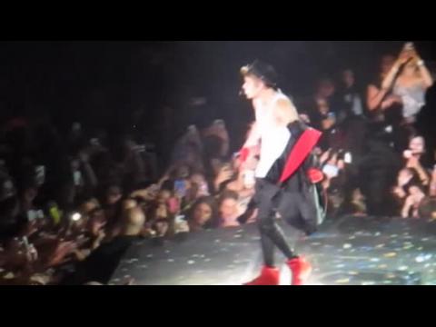 VIDEO : Fans Hurl Objects At Justin Bieber During Concert