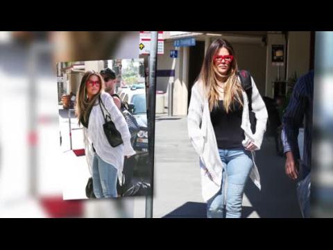VIDEO : Khloe Kardashian Porte Des Lunettes Rouges En Quittant La Ville