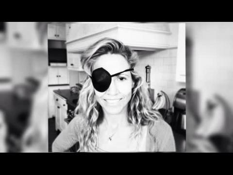 VIDEO : Sheryl Crow Suffers Eye Injury, Wears Patch