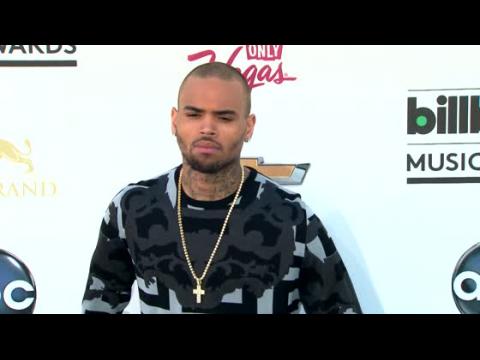 VIDEO : Chris Brown Suffers Seizure In Recording Studio
