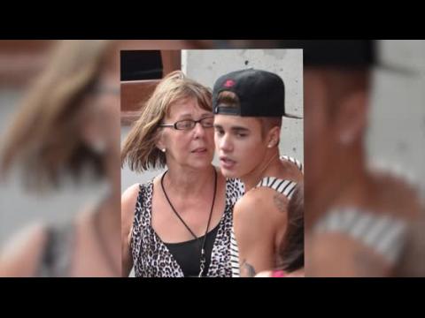 VIDEO : Justin Bieber Joue La Srnade  Sa Grand-mre En Tenue D'Adam