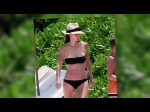 VIDEO : Courteney Cox Shows Off Impressive Figure In Bikini