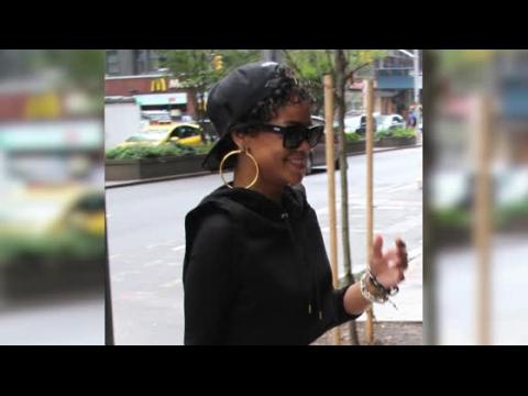 VIDEO : Rihanna Halts The New York Traffic With Her Toned Abs After Reuniting With Katy Perry