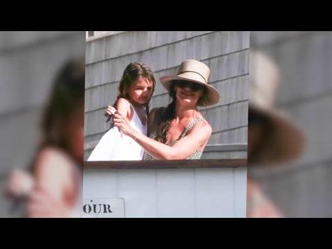 VIDEO : Katie Holmes Et Suri Cruise Passent La Journe  La Plage Aux Hamptons