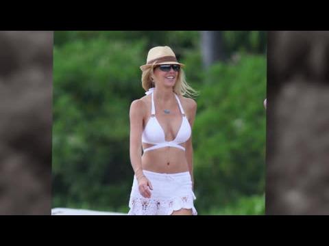 VIDEO : Heather Locklear Rocks A Bikini In Hawaii