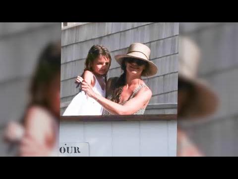 VIDEO : Katie Holmes And Suri Cruise Spend Beach Day In Hamptons