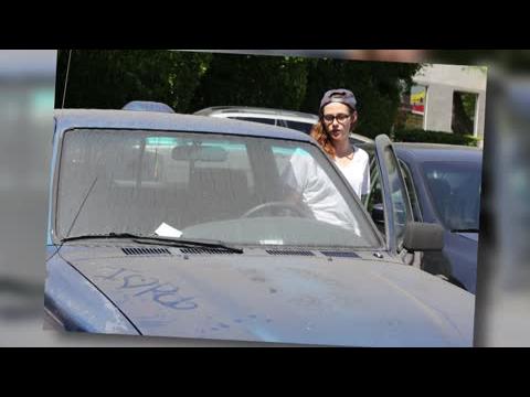 VIDEO : Someone Writes 'I Love Rob' On Kristen Stewart's Car