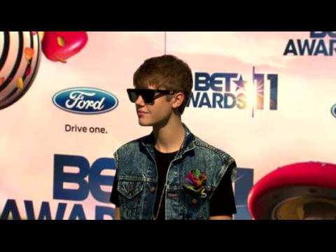 VIDEO : Justin Bieber podra recibir cargos por incidente de huevos