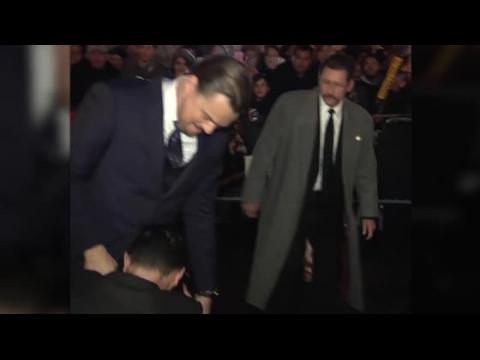 VIDEO : Un plaisantin entoure la taille de Leonardo DiCaprio sur le tapis rouge
