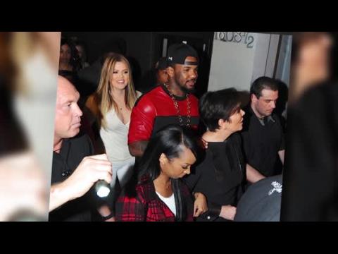 VIDEO : Qu estaba fumando Khloe Kardashian en un club nocturno?