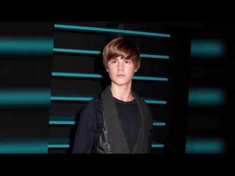 VIDEO : Justin Bieber's Wax Statue Ruined by Frequent Touching