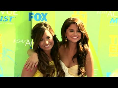 VIDEO : Selena Gomez & Demi Lovato honradas en Humanity Gala