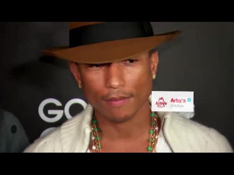 VIDEO : Le clbre chapeau de Pharrell vendu aux enchres  un acheteur tonnant