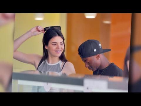 VIDEO : Kendall Jenner en rendez-vous pendant qu'Harry Styles dîne seul à côté