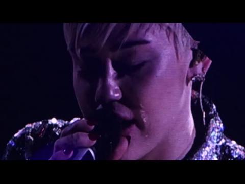 VIDEO : Miley Cyrus Still Grieving Over Late Dog on Stage