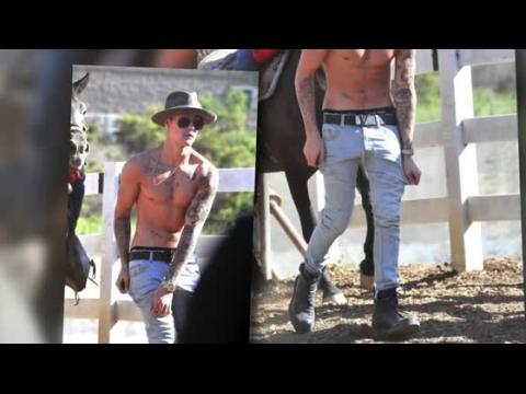 VIDEO : Justin Bieber Whips off his Shirt for a Horse Ride