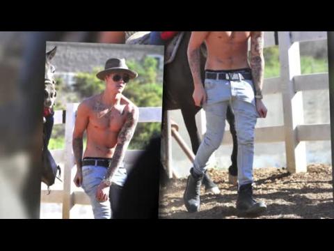 VIDEO : Justin Bieber enlve son t-shirt pour une balade  cheval