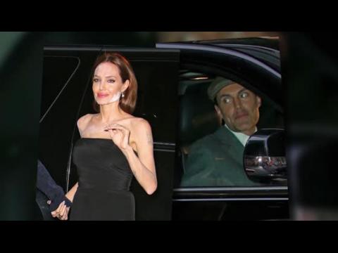 VIDEO : Angelina Jolie tiene un percance de maquillaje