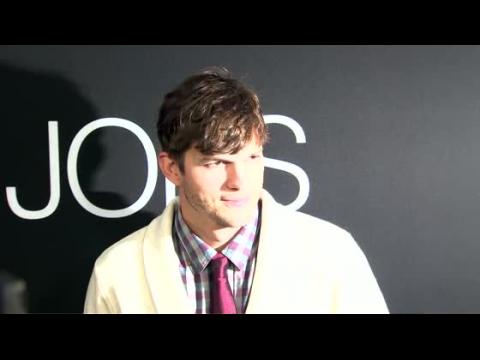 VIDEO : Ashton Kutcher Reportedly Selling Bachelor Pad