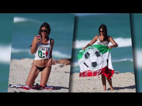 VIDEO : La modelo italiana Claudia Romani se pone patritica en la playa en un biquini