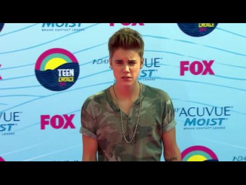 VIDEO : Justin Bieber Denies Recent Accusations via Twitter