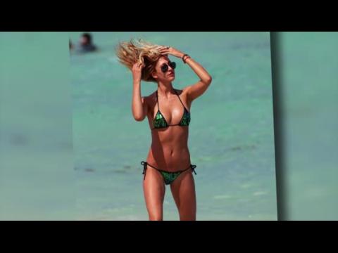 VIDEO : Lauren Stoner Shows Off Her Incredible Bikini Body