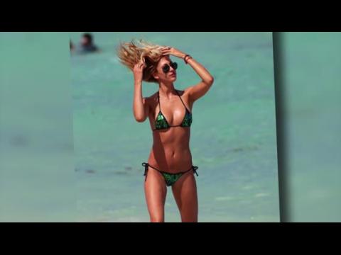 VIDEO : Lauren Stoner en bikini