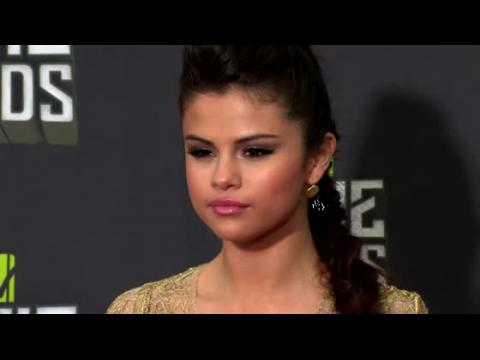 VIDEO : Selena Gomez Sets Up New Security Gate