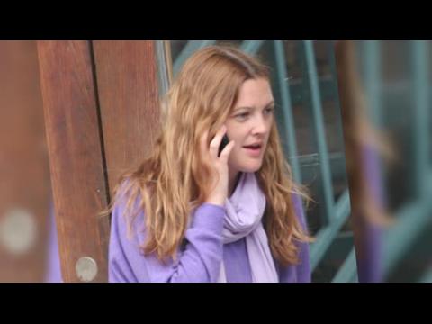 VIDEO : Les gustan las pelculas de miedo? Estando sola en casa Drew Barrymore llama al 911