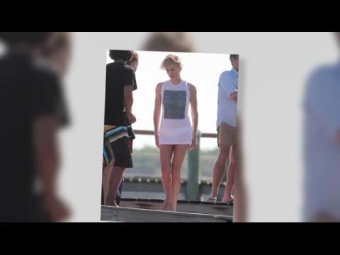 VIDEO : Charlize Theron Wears A Variety Of Sexy Outfits For Beach Photo Shoot