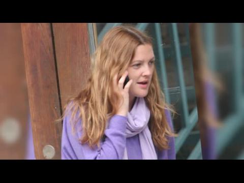 VIDEO : Do You Like Scary Movies? Home Alone Drew Barrymore Calls 911