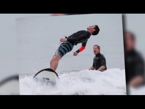 VIDEO : La star de Spiderman Andrew Garfield apprend le surf  des enfants