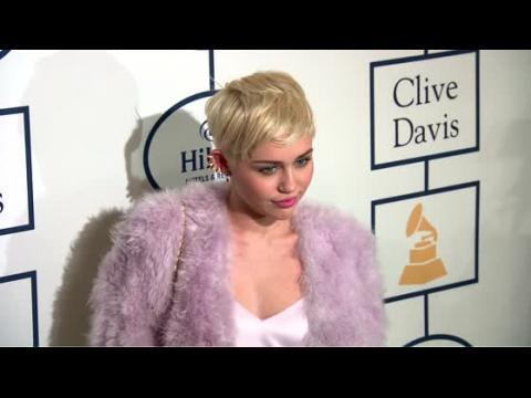 VIDEO : Miley Cyrus Leaves The Hospital
