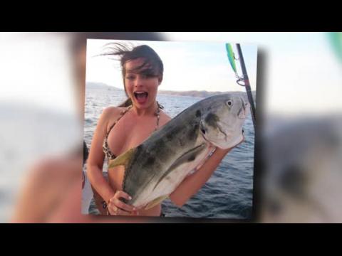 VIDEO : La nueva actriz de 'Tarzan' Margot Robbie saca pescado gigante