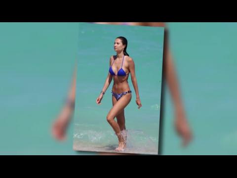 VIDEO : Julia Pereira Stuns in a Blue Bikini