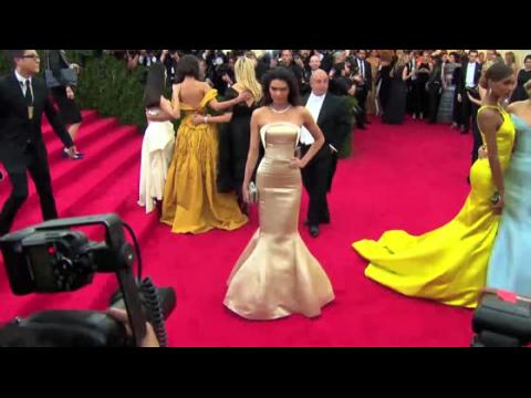 VIDEO : Kendall Jenner porte une robe Topshop au Met Ball
