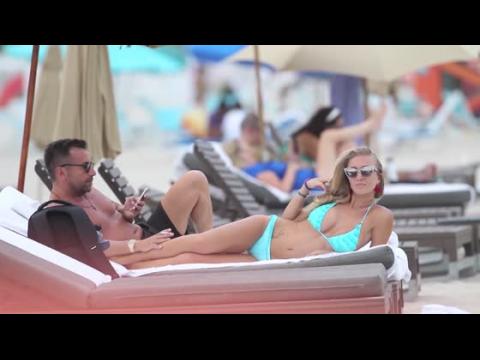 VIDEO : Laura Cremaschi est  nouveau en bikini