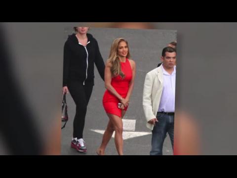 VIDEO : Jennifer Lopez Wows In Skintight Red Dress