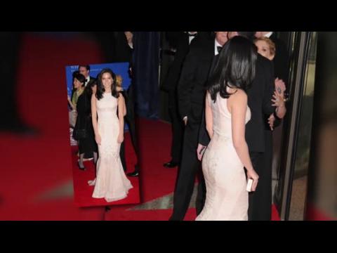 VIDEO : Olivia Munn luce los mejores vestidos