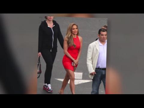 VIDEO : Jennifer Lopez deslumbra en traje rojo