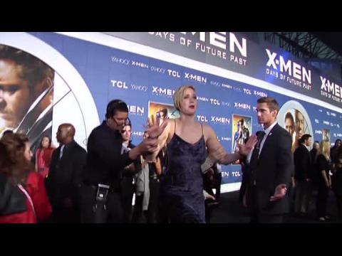 VIDEO : Jennifer Lawrence se prend les pieds  la premire de X-Men : Days Of Future Past