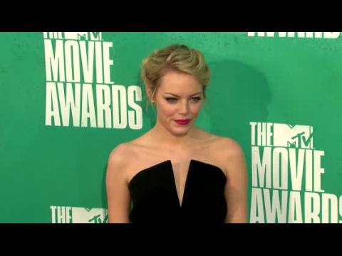 VIDEO : Emma Stone Struggles to Keep Weight On